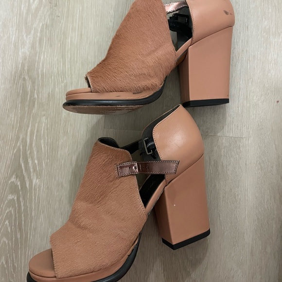 Robert Clergerie calf skin Tan Heels with Modern Design - Picture 5 of 15